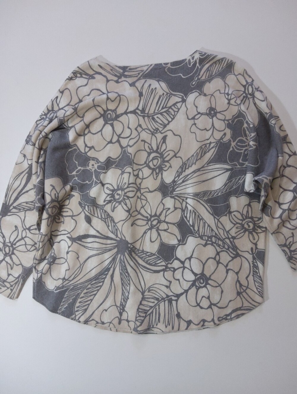 Sioni Sweater Womens XL Grey White Floral Rhinestone Studded Cozy Soft Knit - Picture 9 of 9